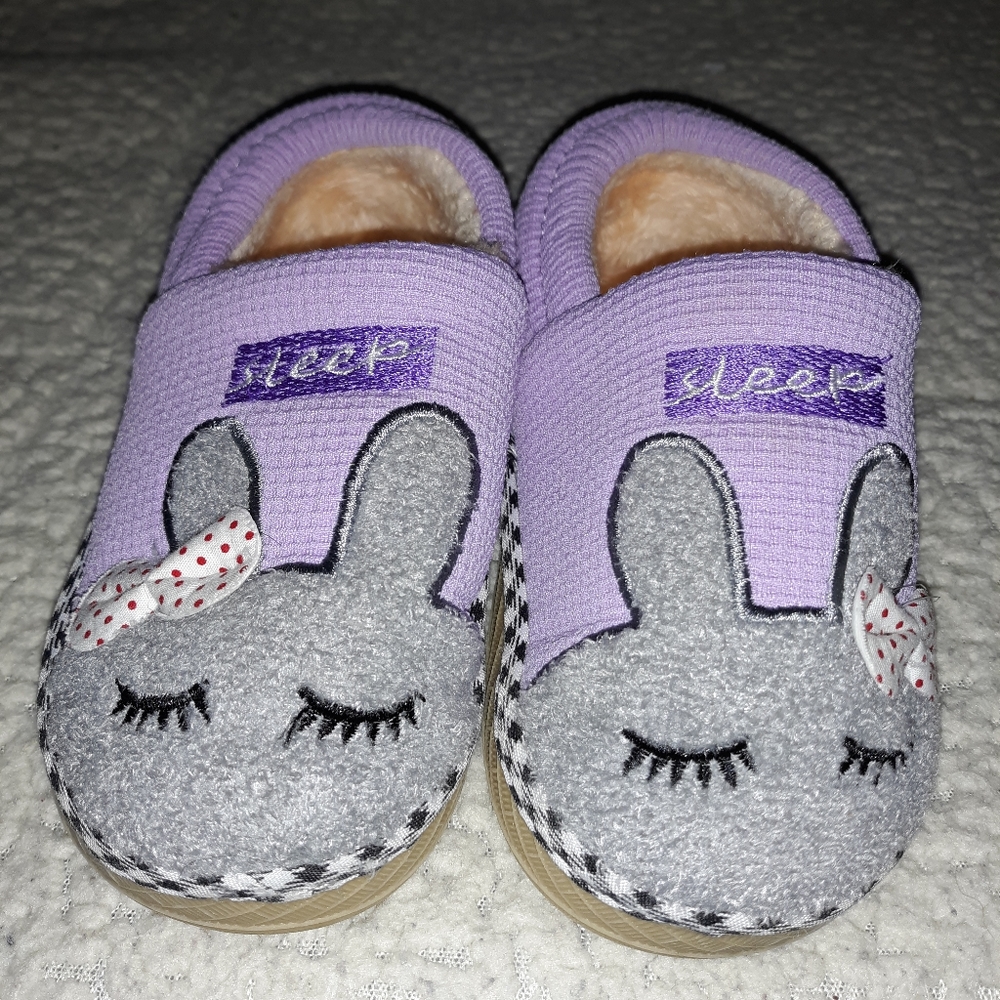 So cute and comfey slippers in pink or purple